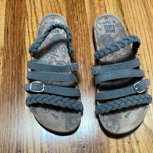 Muk Luk gray strapped sandal
